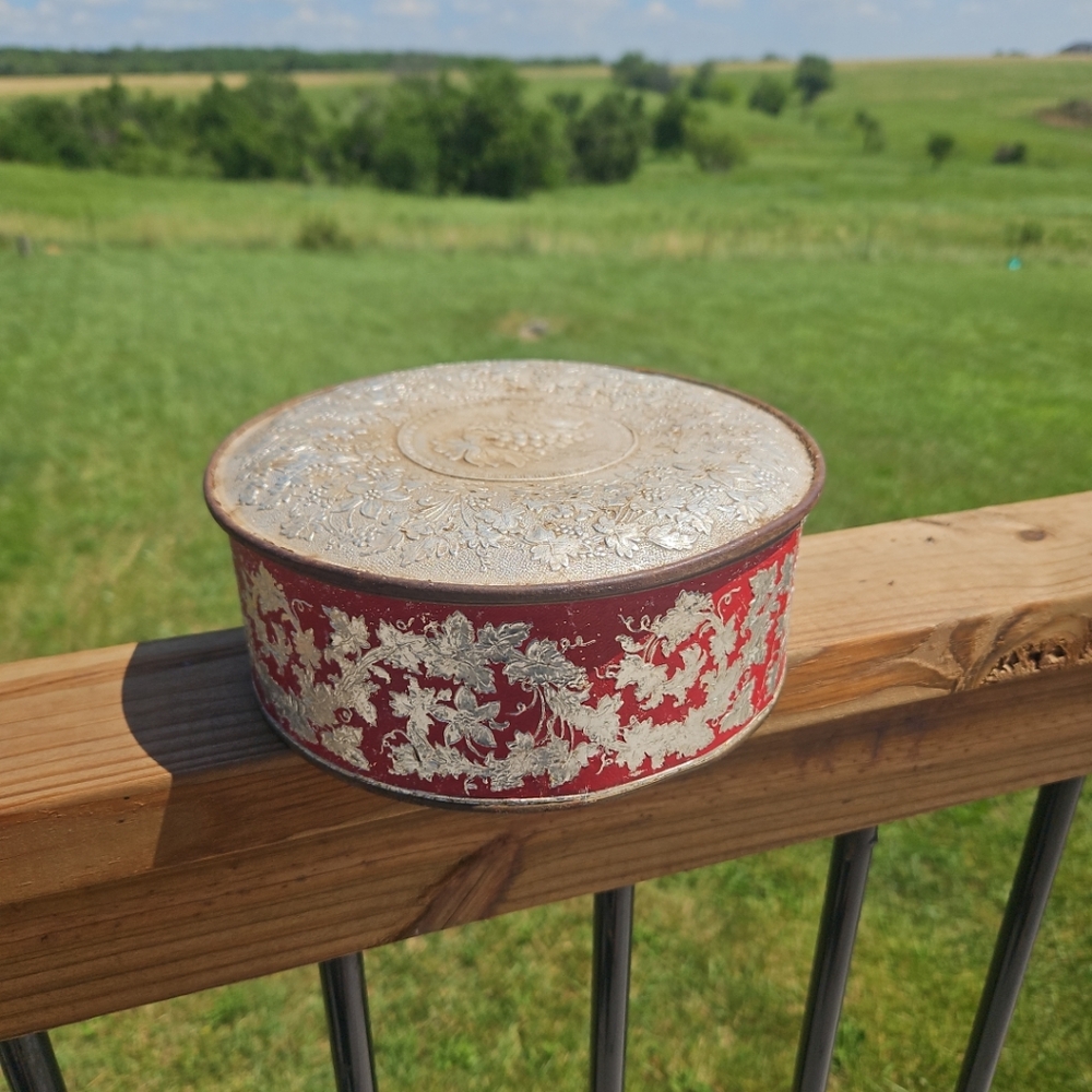 Guildcraft New York Red Tin, Round Cookie or Sewing Tin Storage Home Vintage